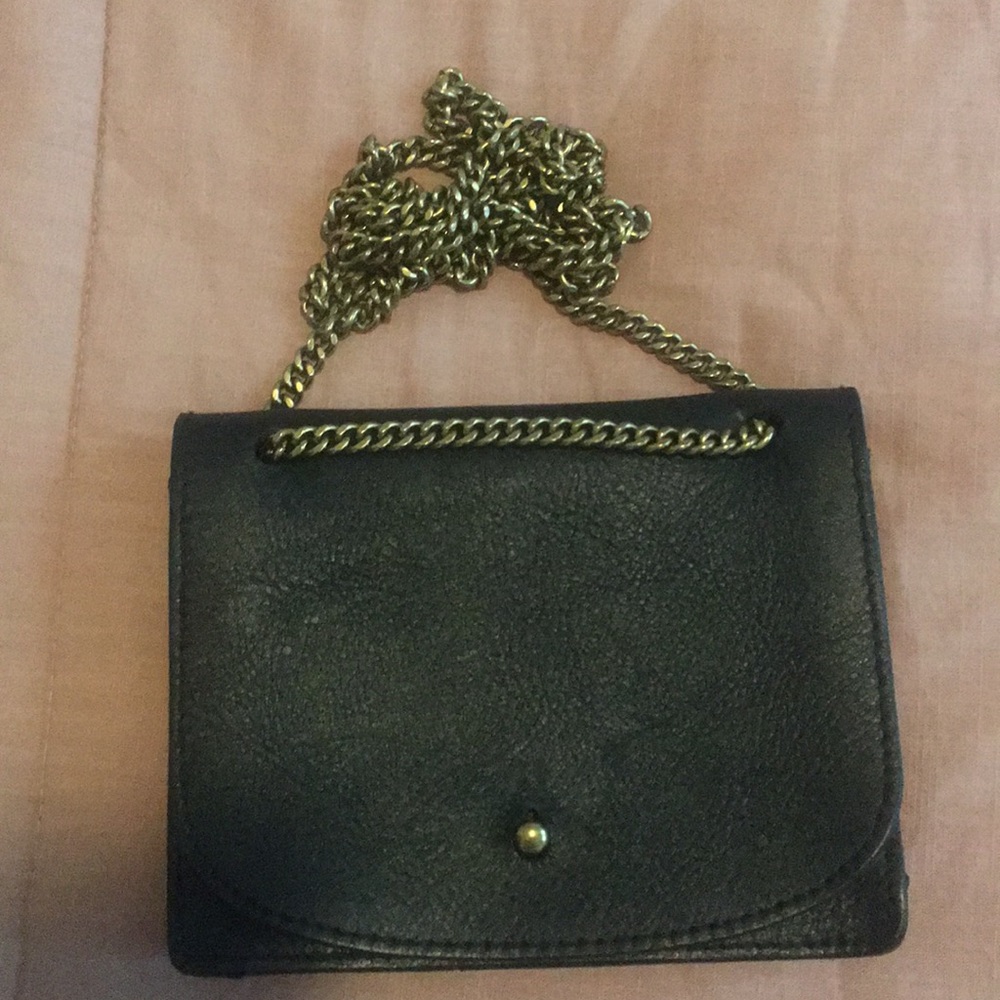 The chain crossbody bag
